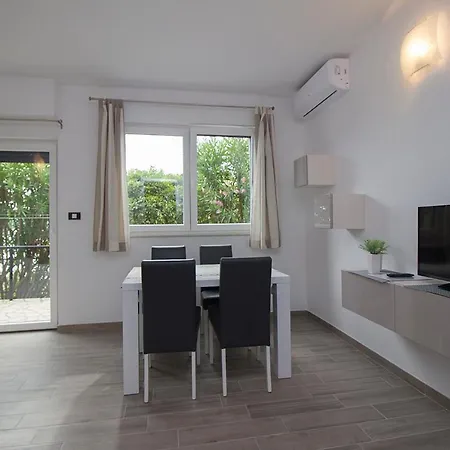 Modern 2 Bdr & 2 Bathroom App With Sea View, 077 Apartman Rabac